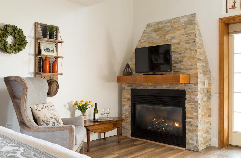 Room 8 - Estate King Cottage with Loft interior
